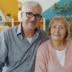 Senior par sidder sammen