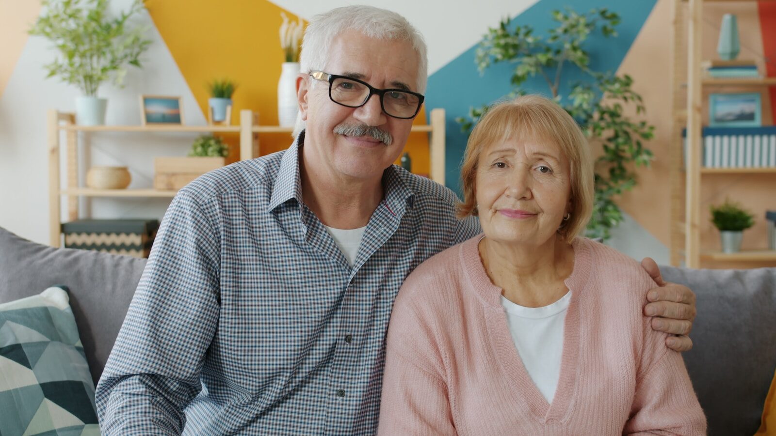 Senior par sidder sammen